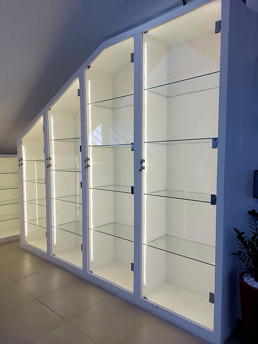 Prateleiras de vidro com LED